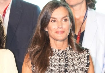 La reina Letizia estrena un chaleco de tweed con mensaje oculto: su look de entretiempo con pantalones blancos