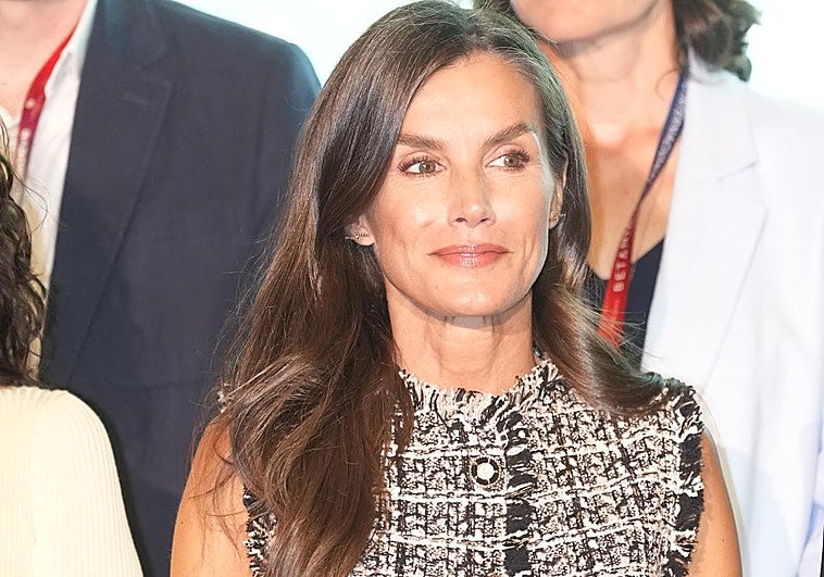 La reina Letizia con un chaleco de tweed.
