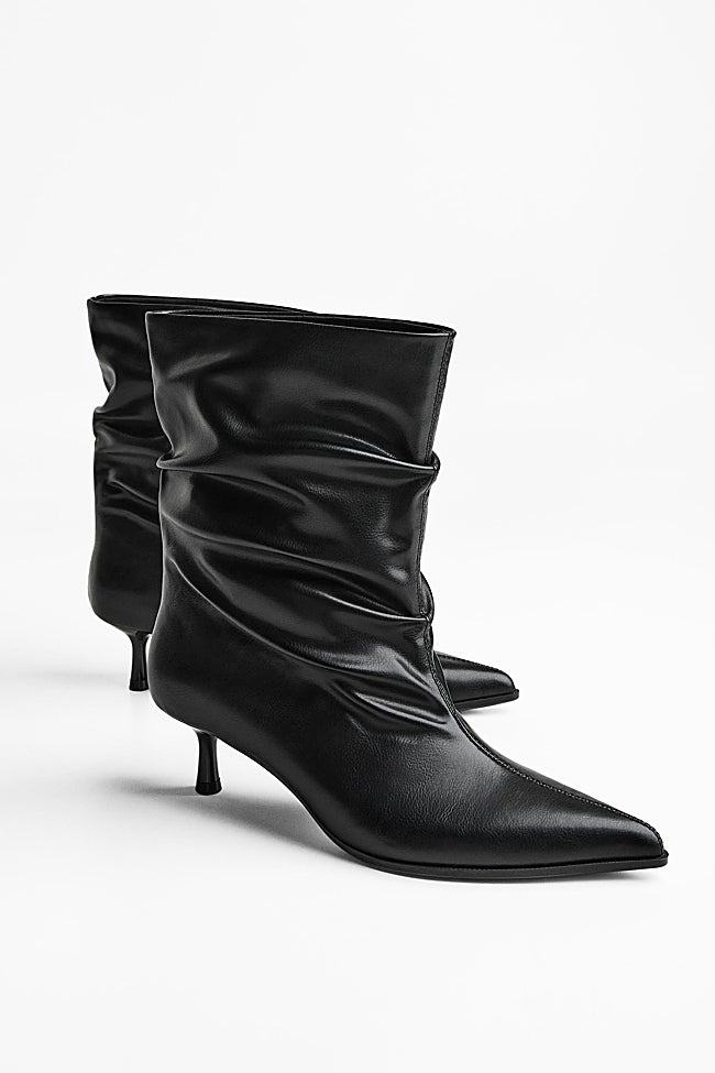 Botines negros de Bershka (39,99 euros)