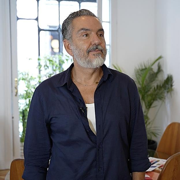 Imagen principal - Juan Duyos nos muestra en su taller cómo ha elevado a categoría de joya los dispositivos de glo™* (+18. Producto no exento de riesgos y al usarse con sticks proporciona nicotina, una sustancia adictiva).