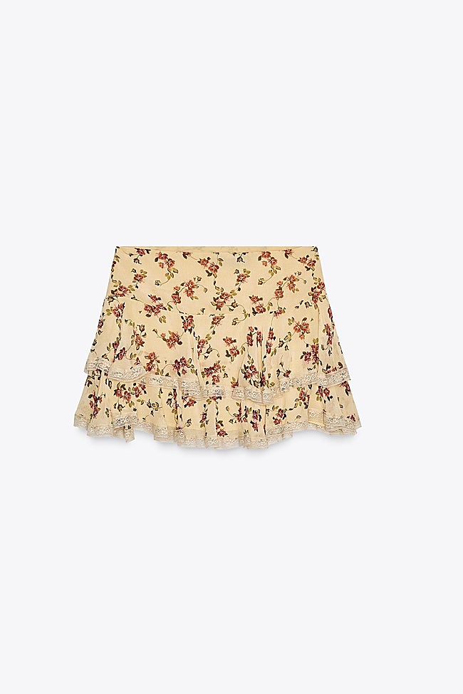 Falda con estampado de flores de Zara (25,99 euros)