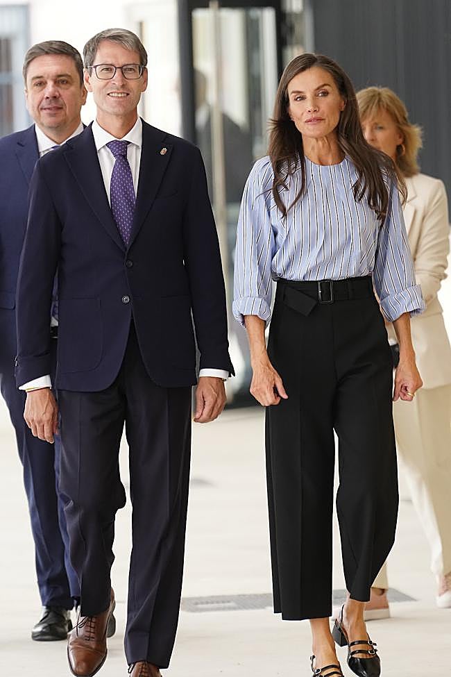 La reina Letizia estrena una blusa de Adolfo Domínguez.