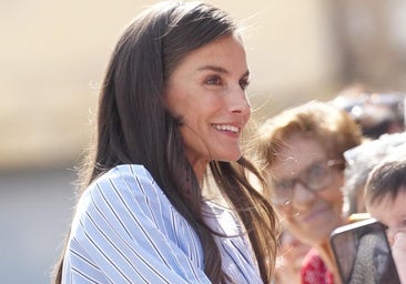 Letizia abre el curso escolar con el look de oficina ideal: estrena blusa de Adolfo Domínguez con los zapatos de tacón más cómodos