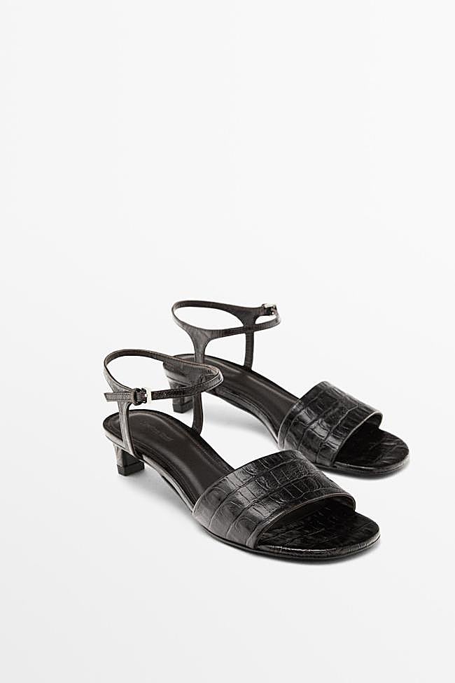 Sandalia de tacón efecto cocodrilo en marrón de Massimo Dutti.