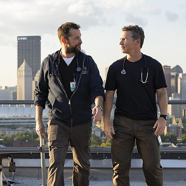 Noah Wyle y Shawn Hatosy en una imagen del primer episodio de la serie The Pitt.
