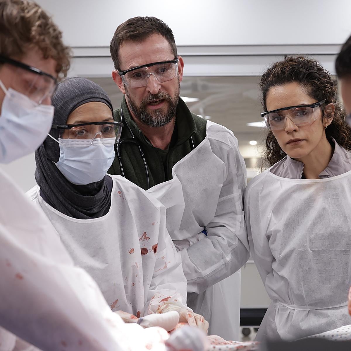 En el centro, Noah Wyle, protagonista de The Pitt, el drama médico que aspira a lograr 7 Emmys en la ceremonia que se celebrará mañana domingo.