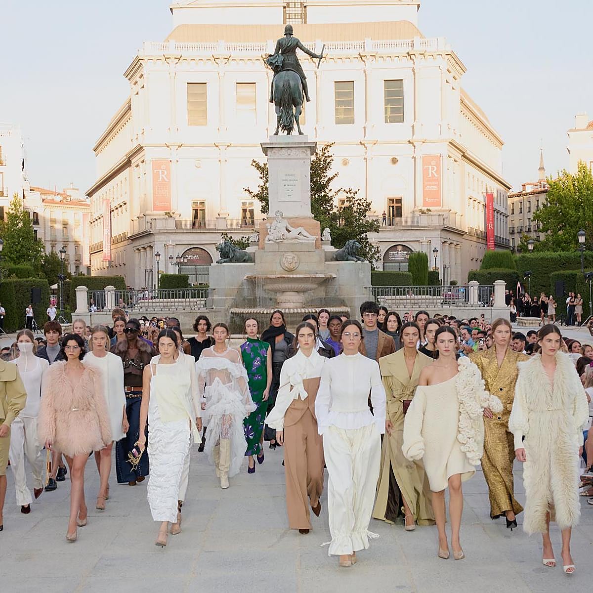 El carrusel final del desfile inaugural de Madrid es Moda en los jardines de la Plaza de Oriente.