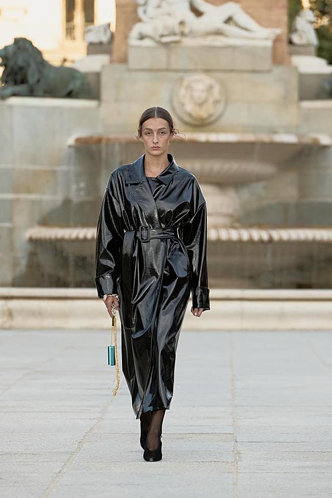 Look de Juan Duyos que integra el dispositivo de glo™* como un accesorio de lujo. (* +18. Producto no exento de riesgos y al usarse con sticks proporciona nicotina, una sustancia adictiva).