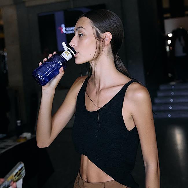 Modelo refrescándose de un momento con Solán de Cabras.