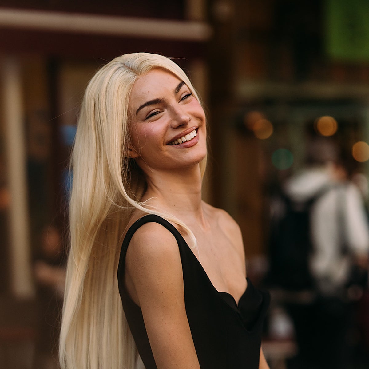 Mujer con el cabello teñido.