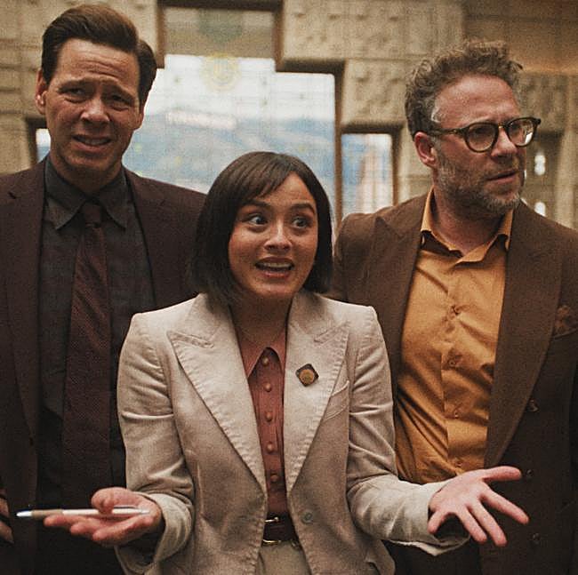 Ike Barinholtz, Chase Sui Wonders y Seth Rogen en una imagen de The Studio, la comedia con más nominaciones en la edición de 2025.
