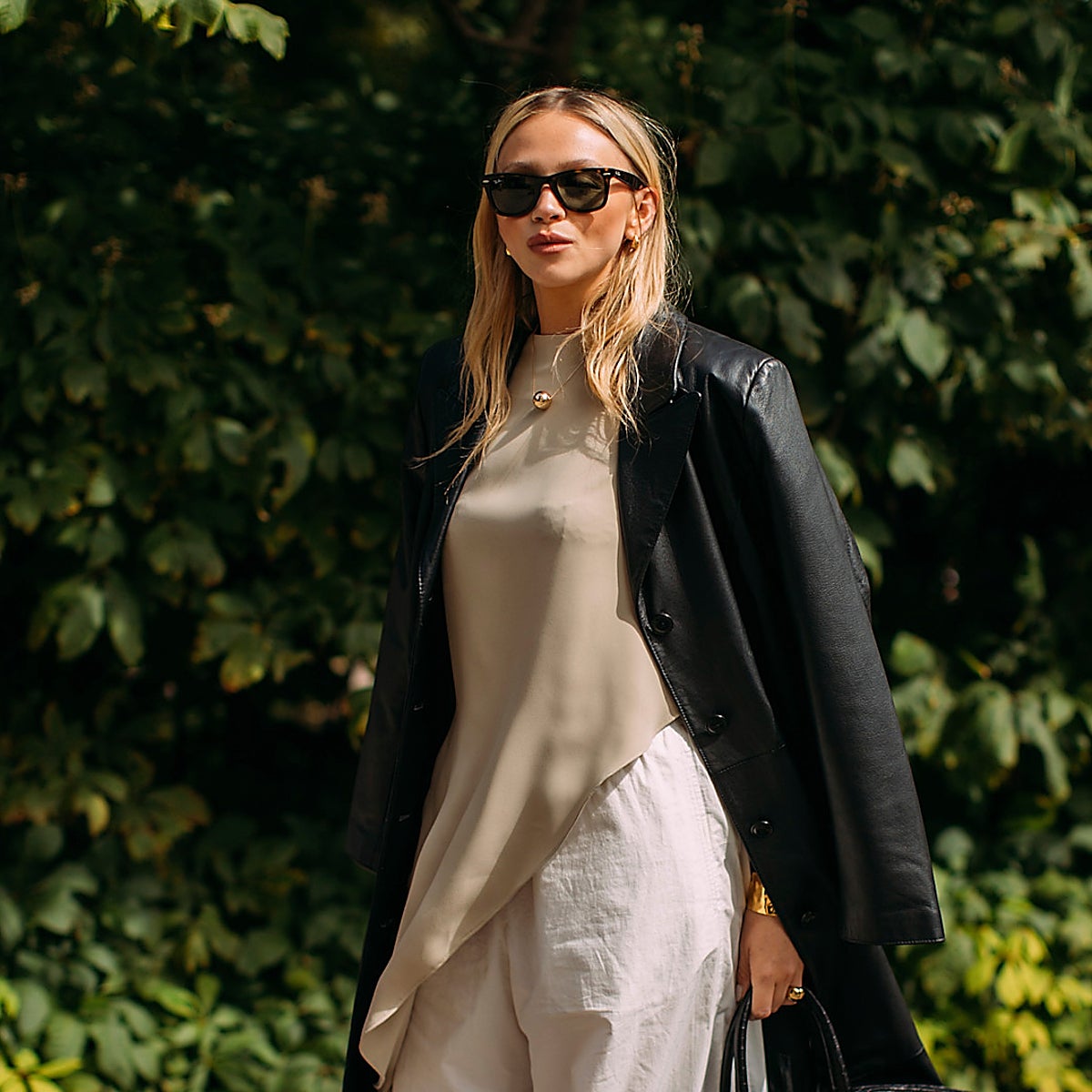 Mujer con el cabello rubio.