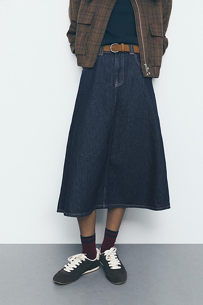 Falda vaquera de Stradivarius (29,99 euros)