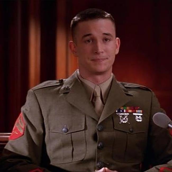 Un jovencísimo Noah Wyle en un fotograma de Algunos hombres buenos, la película escrita por Aaron Sorkin en la que tenía un pequeño papel.