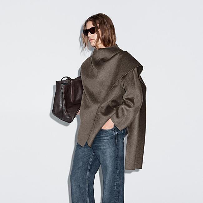 Abrigo con bufanda, 199 euros.