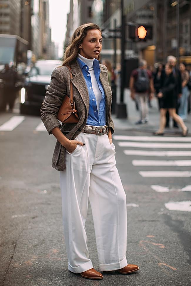 Look de street style con camisa y cuello alto debajo