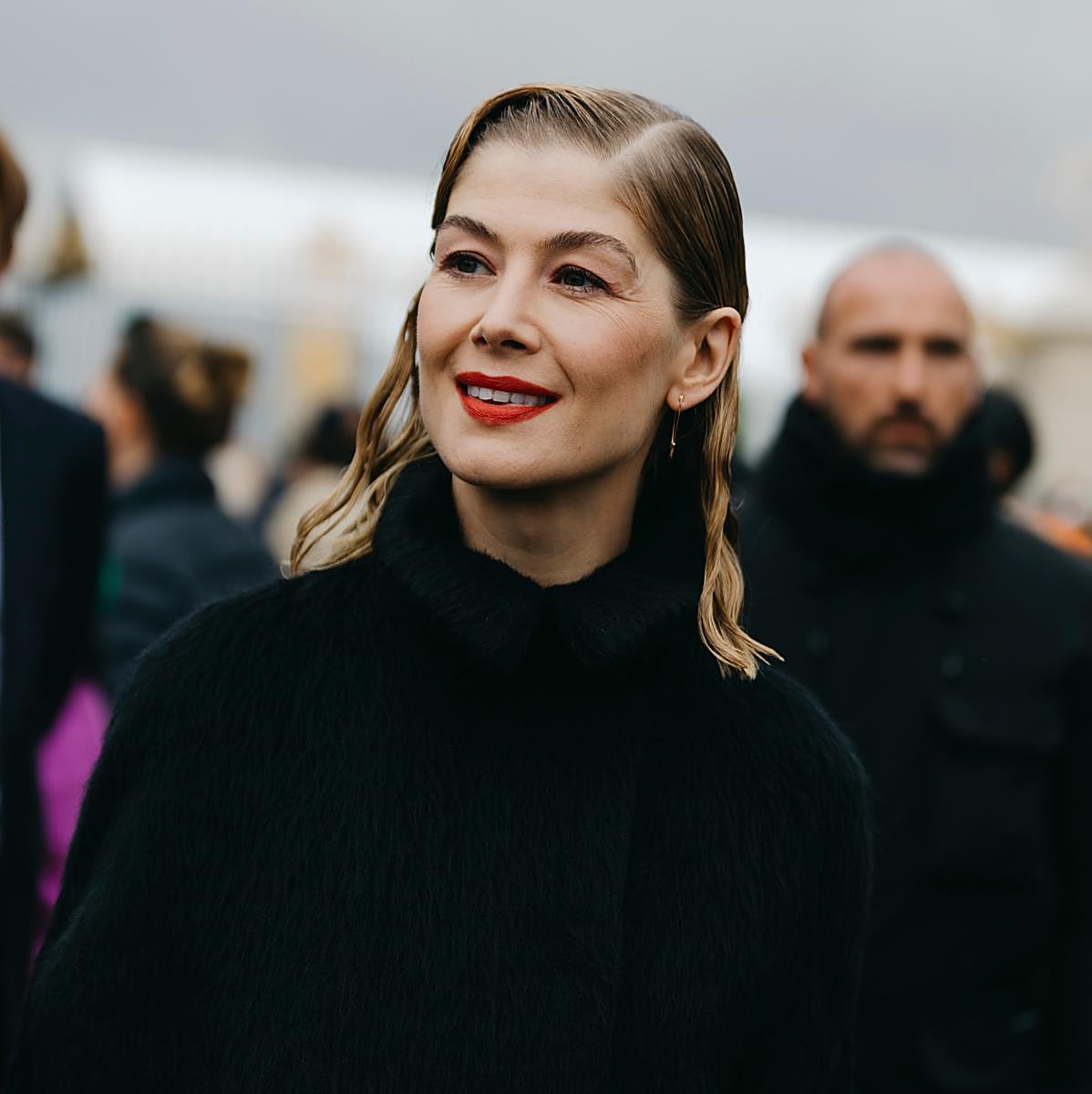 Rosamund Pike con colorete rojo y labios en el mismo tono.