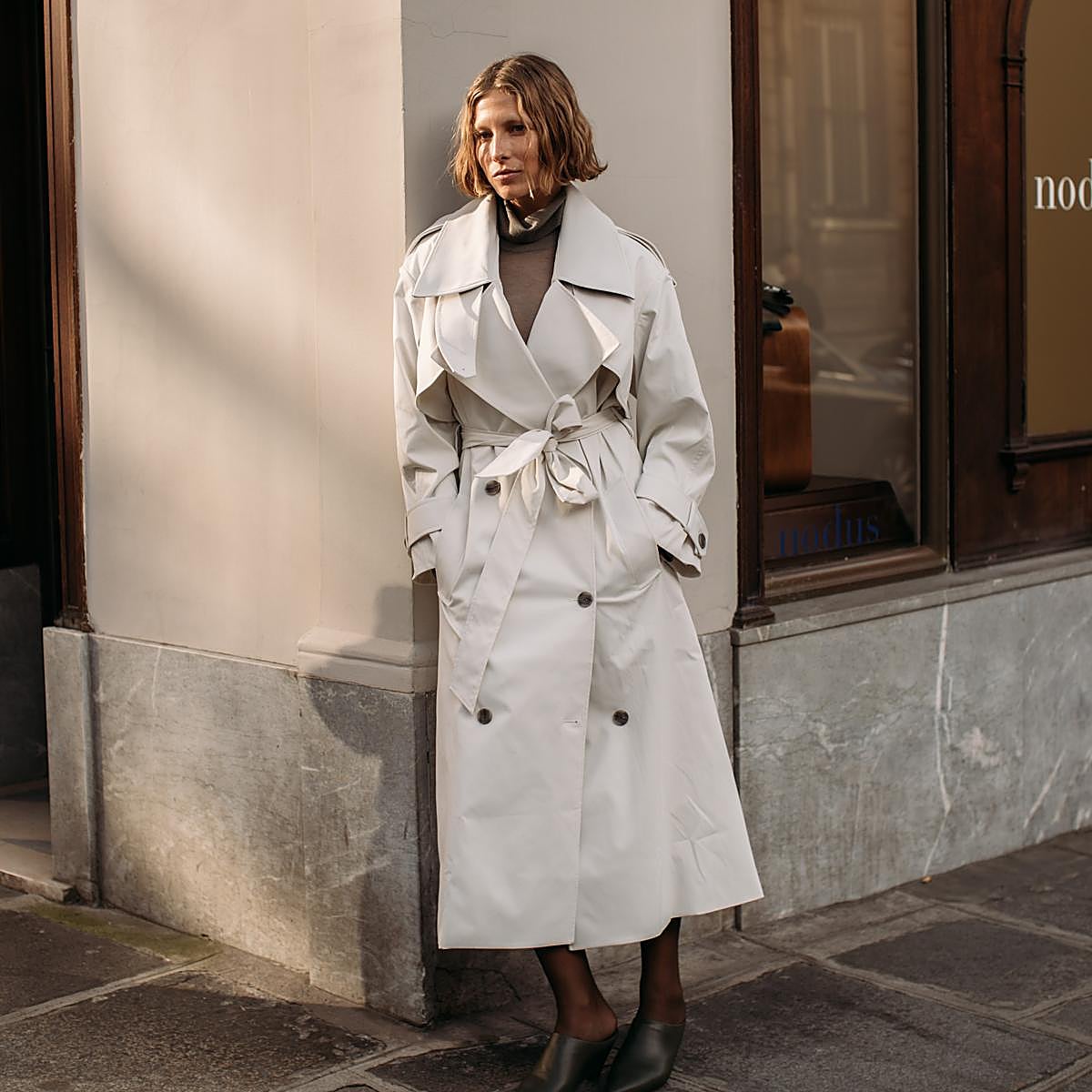 Estas seis gabardinas son piezas clave para un armario cápsula de lujo. Elegancia y estilo atemporal.