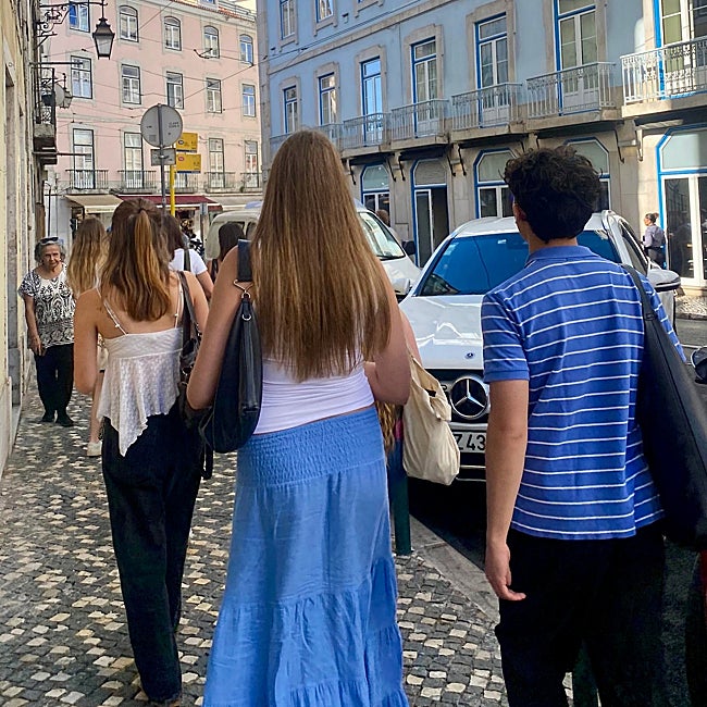 La infanta Sofía recorriendo los alrededores de su facultad,