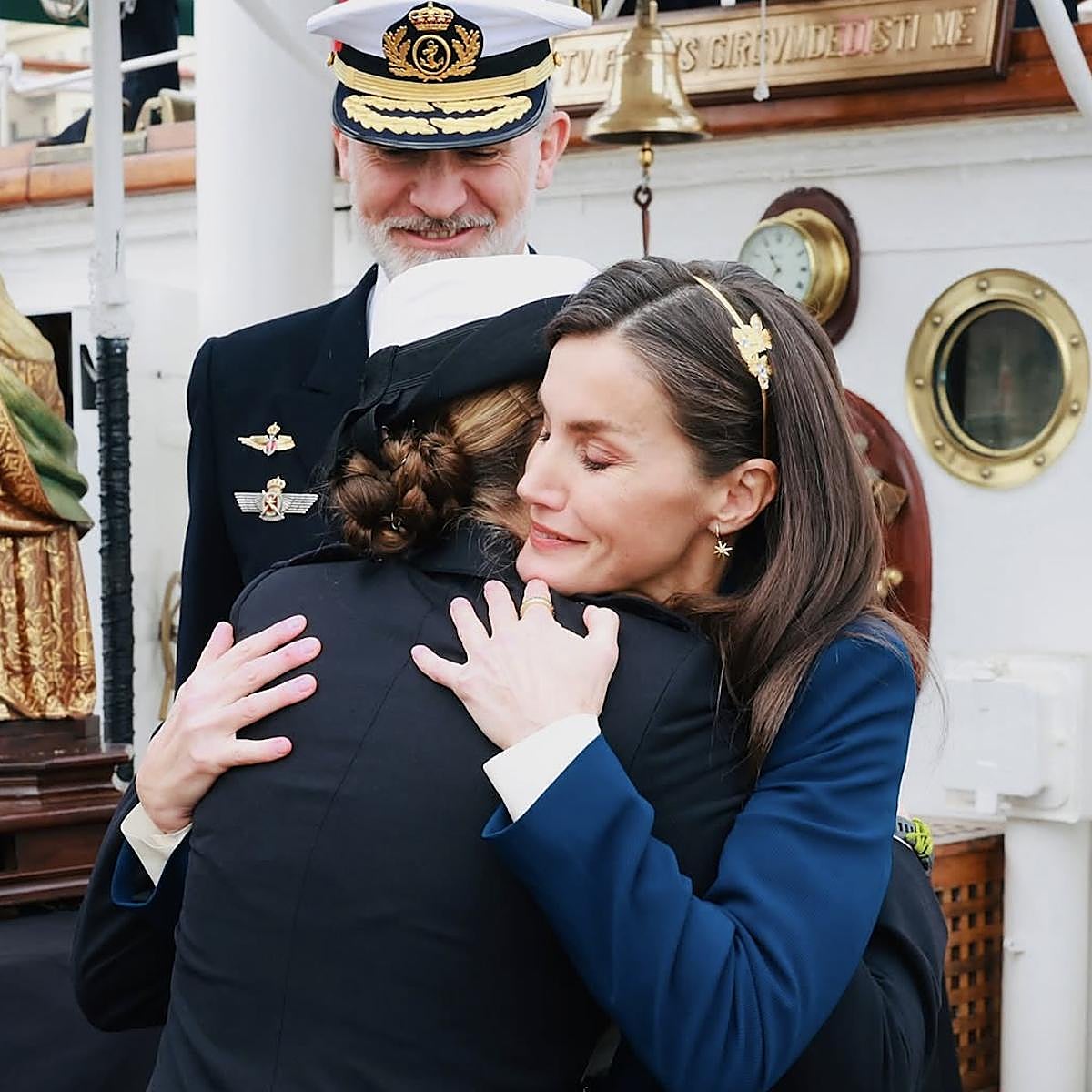 La sentida despedida entre Letizia y Leonor en Cádiz, antes del embarque de la princesa en el buque-escuela Juan Sebastián de Elcano.