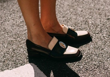 Mocasines con tacón, el zapato que regresa este otoño y que estiliza tus looks de oficina