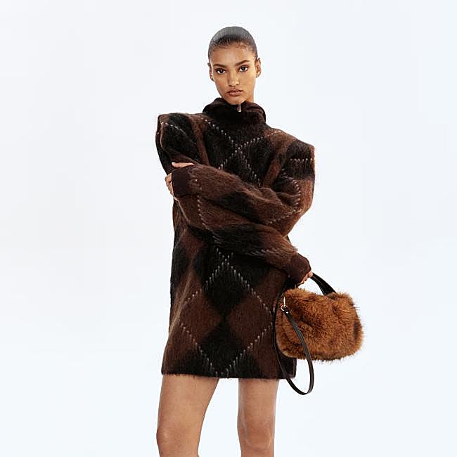 Vestido de cuadros con hombreras, 89,99 euros.