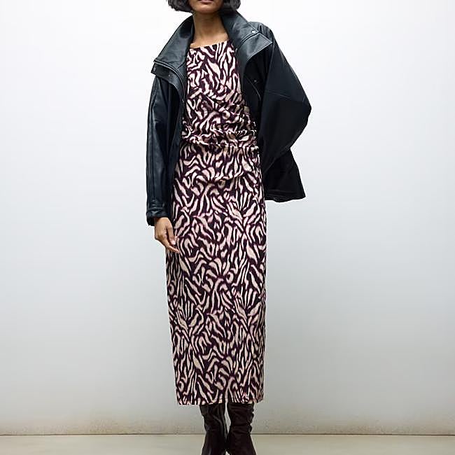 Vestido estampado violeta de Tintoretto, 49,99 euros.