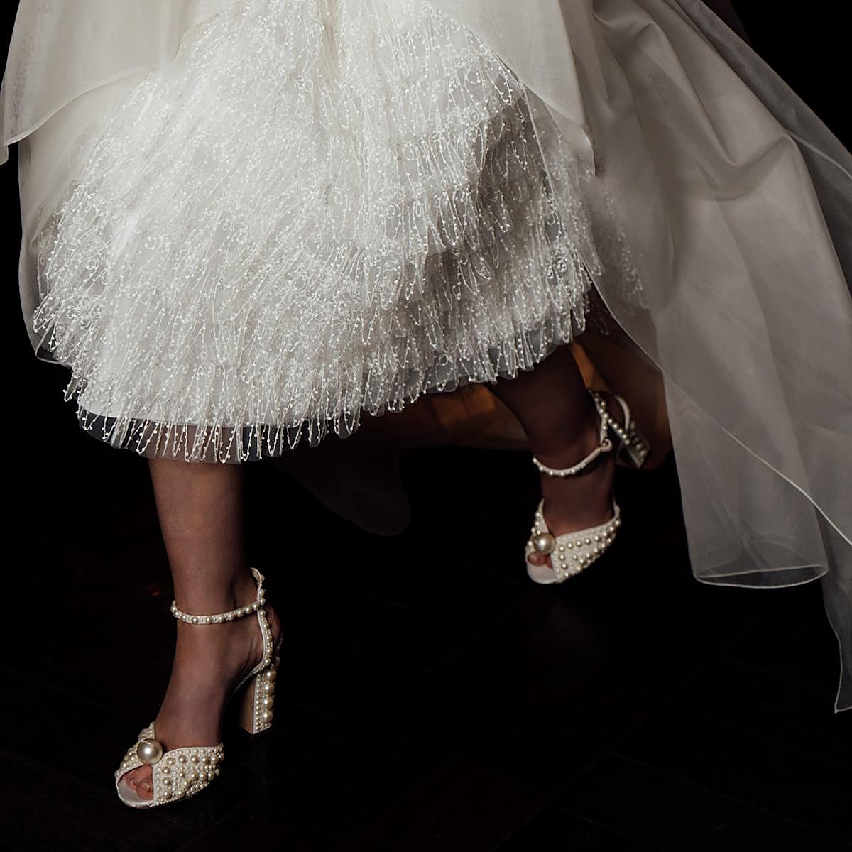 Mujer con zapatos de novia