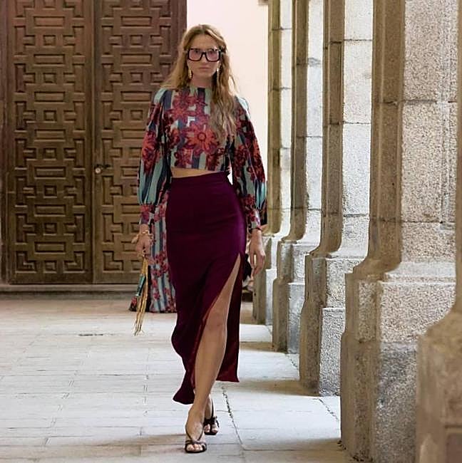 Desfile del diseñador Juan Duyos en el Claustro del Pozo del IES San Isidro con el dispositivo de glo™* como accesorio de lujo.