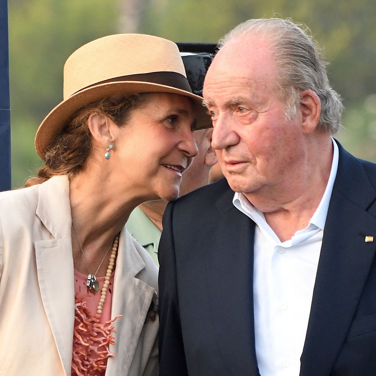 La infanta Elena y el rey Juan Carlos compartiendo confidencias.