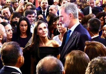 El primer look de la reina Letizia en Egipto: sorprende con un vestido negro de escote bardot