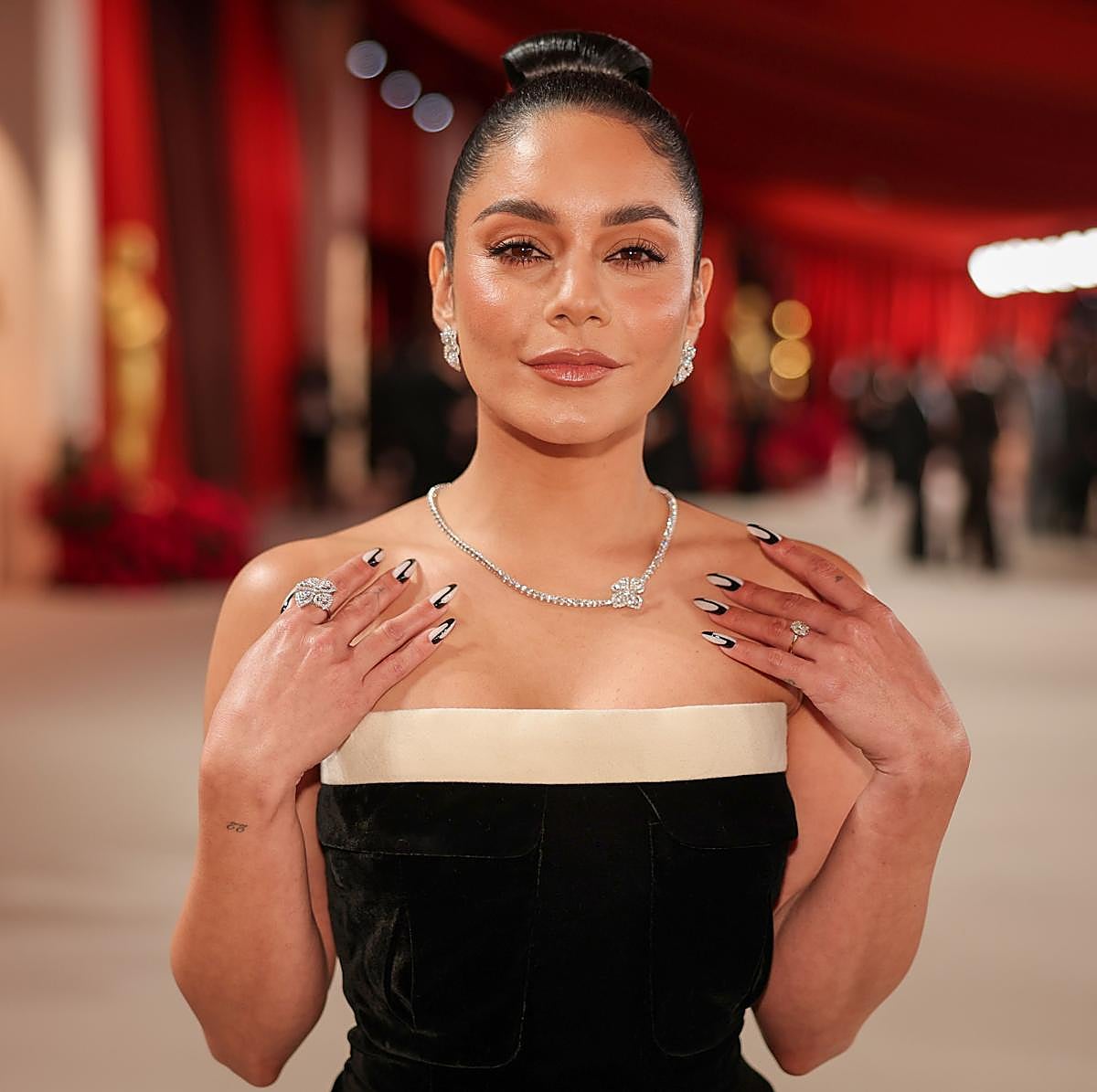 Vanessa Hudgens presume de manicura.