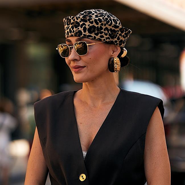 Mujer con pendientes grandes