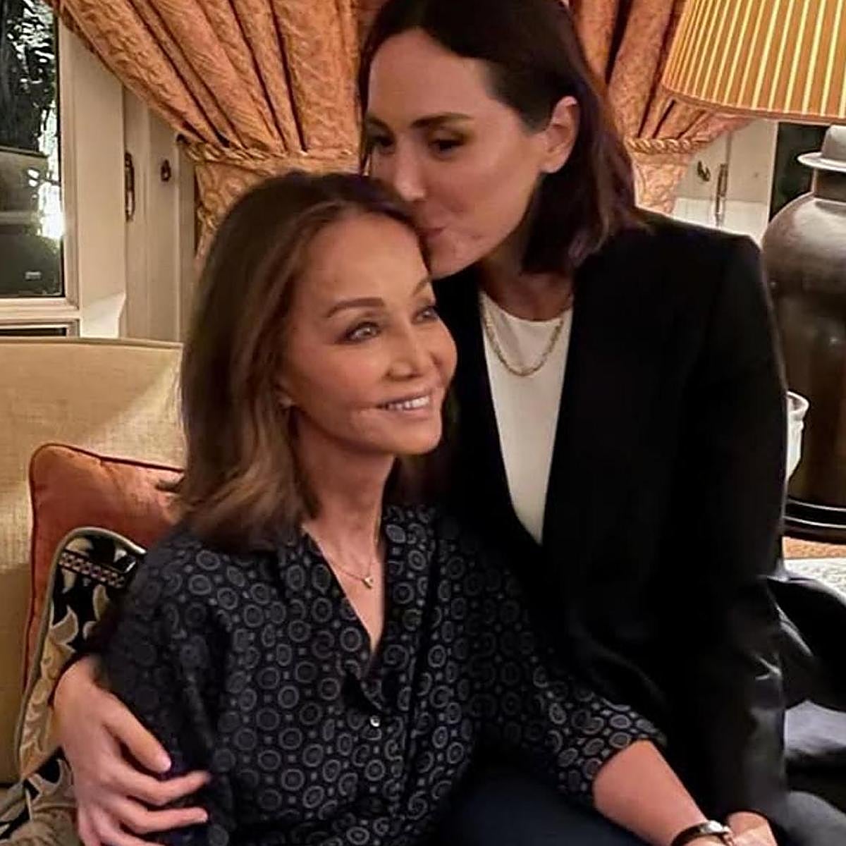 Tamara Falcó ha apoyado la preventa de las memorias de su madre, Isabel Preysler.