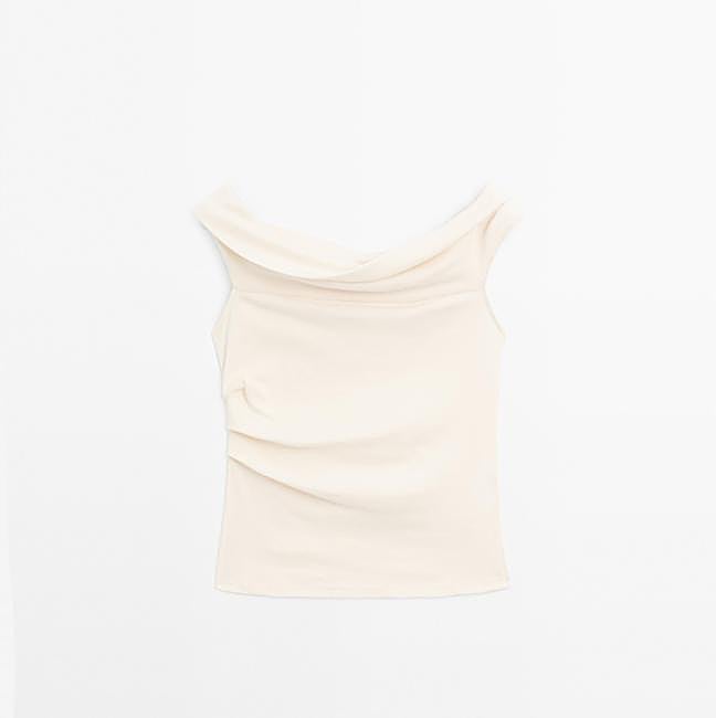 Tops con escote bardot en color crudo de Massimo Dutti (25,95 euros).