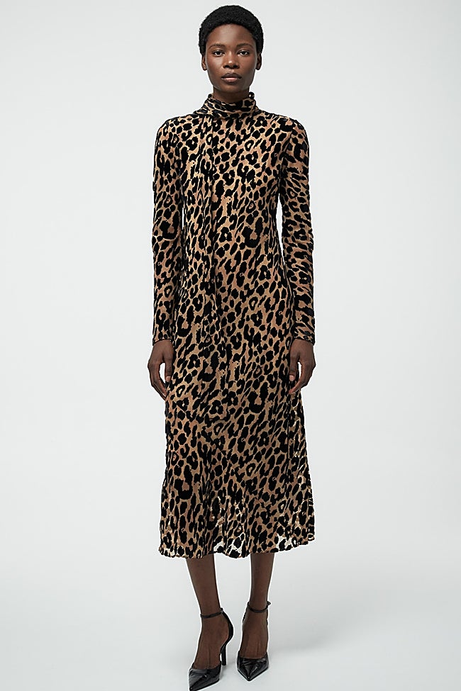 Vestido con estampado de leopardo de Sfera (59,99 euros)