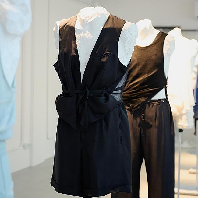 Diseños de WE ARE SPASTOR sobre bustos.