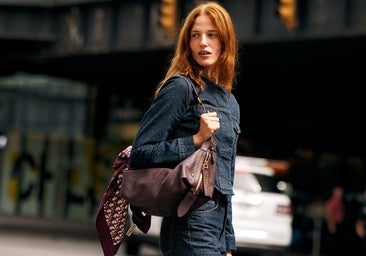 Mujer con bolso tendencia