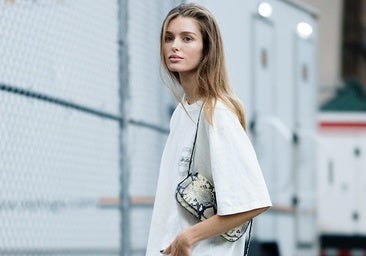Mujer con camiseta básica