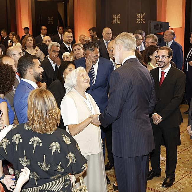 El entrañable saludo del rey Felipe a una de las asistentes a la recepción.