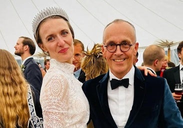 Kate Morgan posa con un amigo el día de su boda.