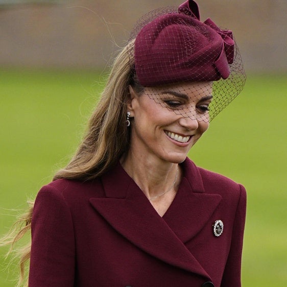 El look de Kate Middleton para recibir a Melania Trump: un total look burdeos y broche de la princesa Diana