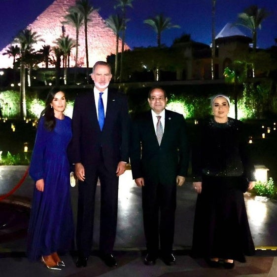 El look sorpresa de la reina Letizia en Egipto: visita nocturna a las pirámides con un favorecedor vestido azul