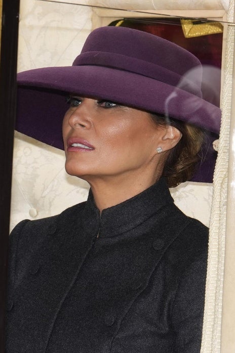 El impecable look de Melania Trump en su primer acto en Inglaterra: deslumbra a Kate Middleton con un conjunto de estilo militar