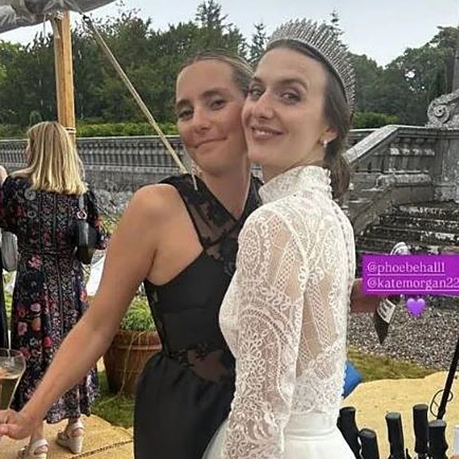 La recién casada junto a una amiga.