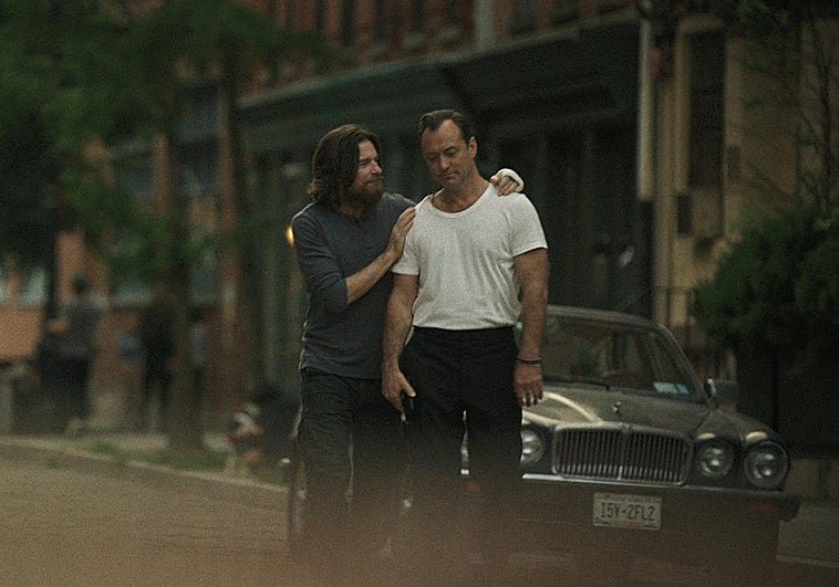 Jason Bateman y Jude Law en una imagen de la miniserie de Netflix, Black Rabbit.