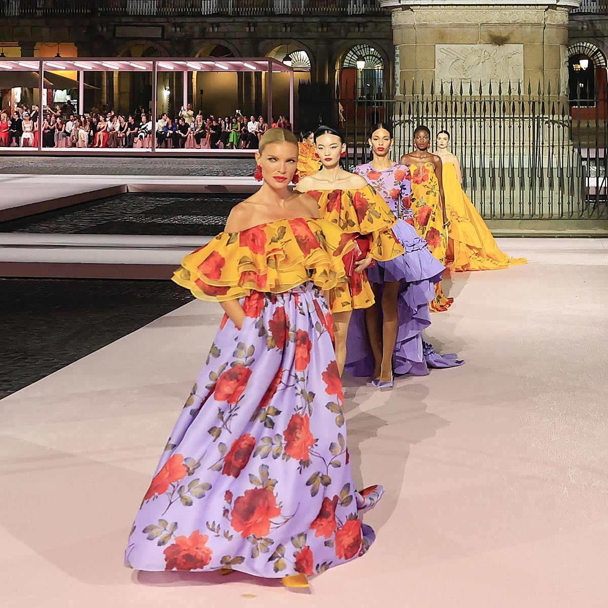 La modelo Esther Cañadas lidera el carrusel del desfile de Carolina Herrera en la Plaza Mayor de Madrid.
