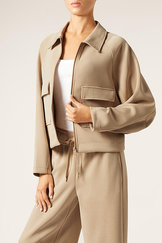 Conjunto de chaqueta y pantalón e beis de Calzedonia.