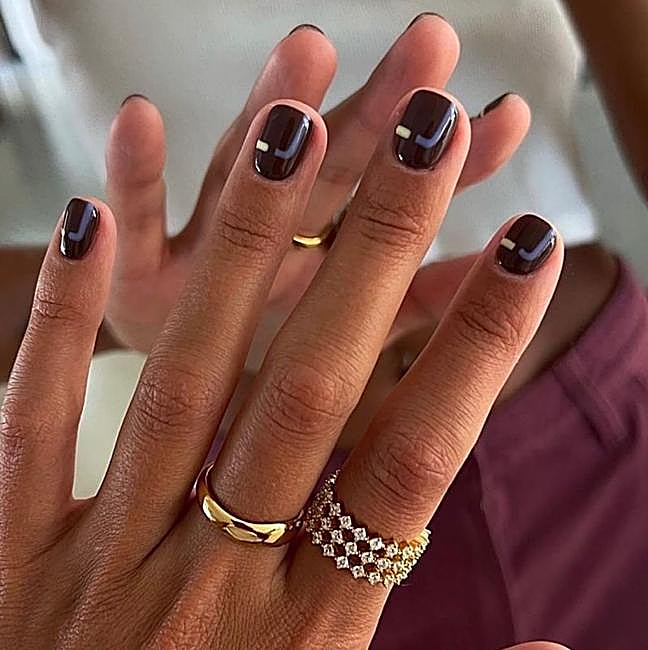 Uñas minimalistas con líneas