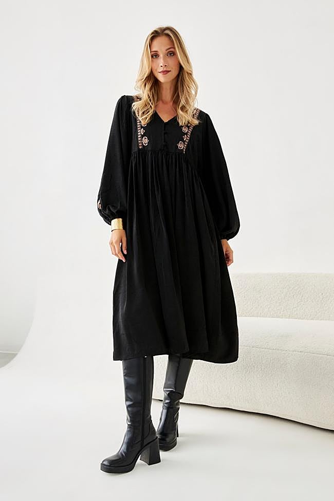 Vestido bordados florales (109€)